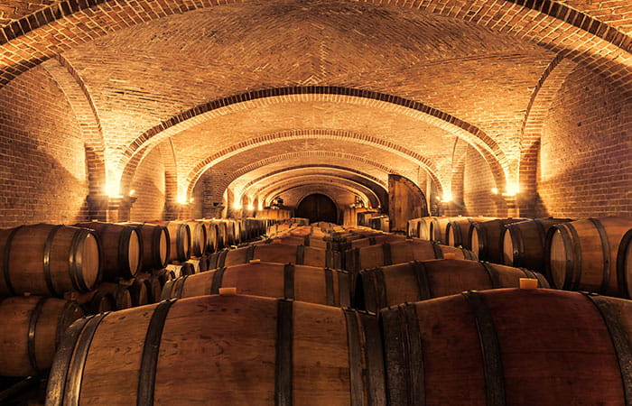 Tonneaux contenant du vin dans une cave