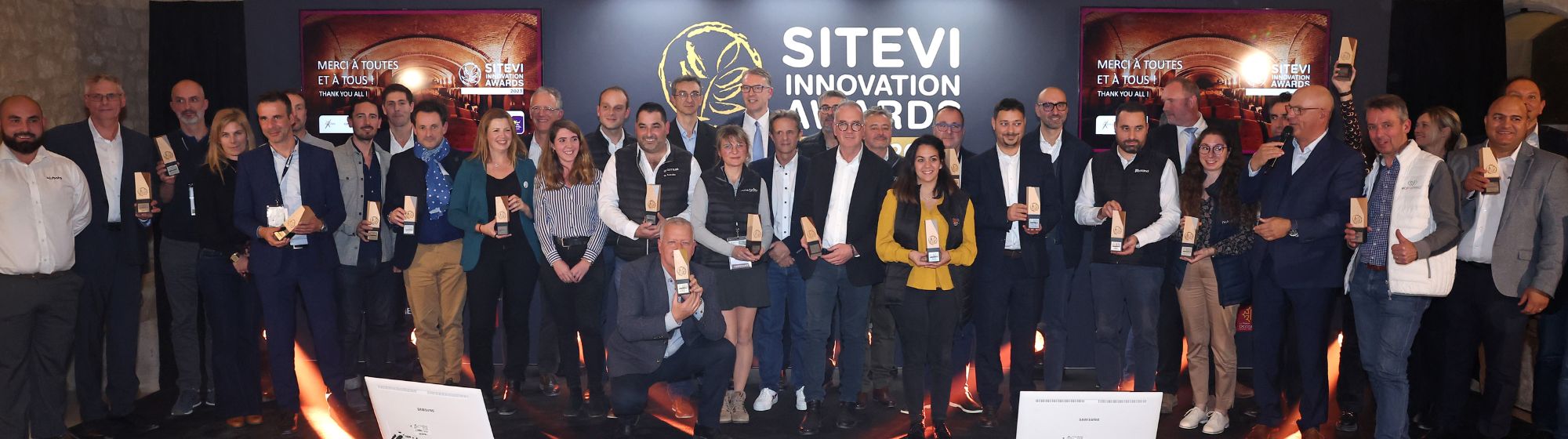 Tous les lauréats de l’édition 2023 des Sitevi Innovation Awards posent sur scène pour immortaliser le moment. 