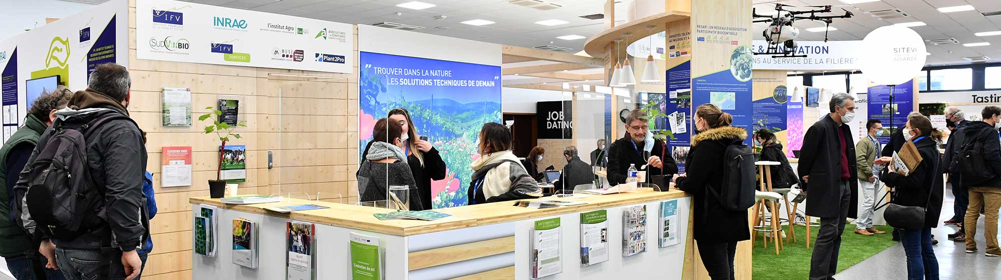 Visiteurs devant le stand Recherche et innovation