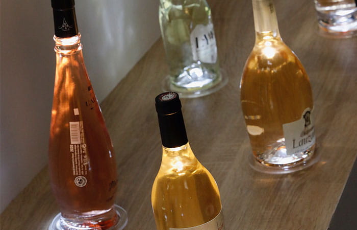 Bouteilles de vin blanc et rosé