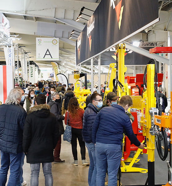 Visiteurs dans le hall A devant le stand gyra