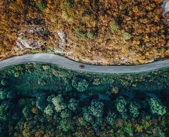 Vue aérienne d'une voiture sur une route